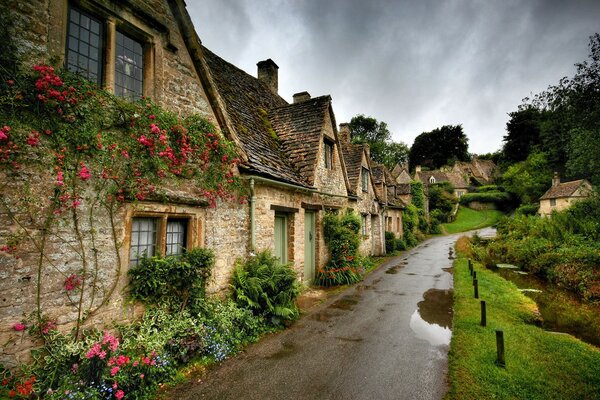 Hermosa casa en el camino en el viaje