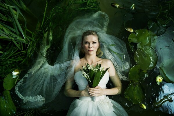 Sposa con bouquet su sfondo verde