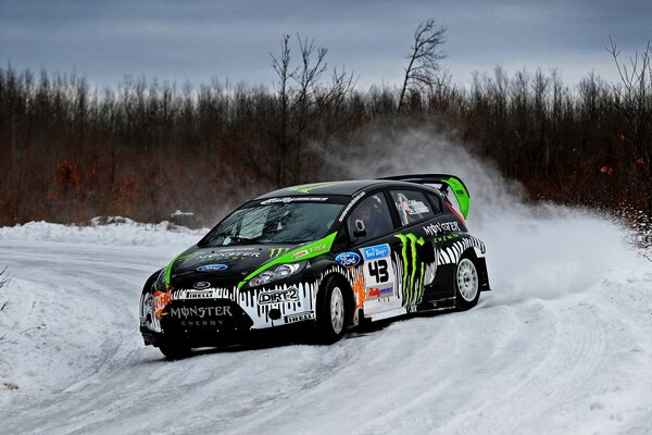 Rennwagen beim Abbiegen im Schnee