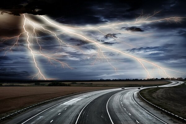 Foto de la tormenta sobre la carretera