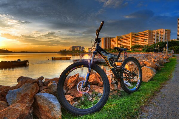 Vélo sur fond de rivage rocheux