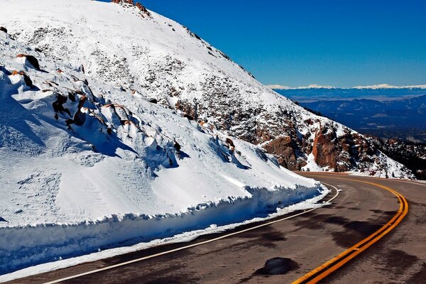 L inverno copriva colline e alberi di neve