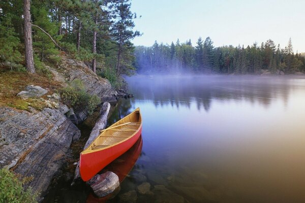 Bateau rouge sur fond de lac et d arbres