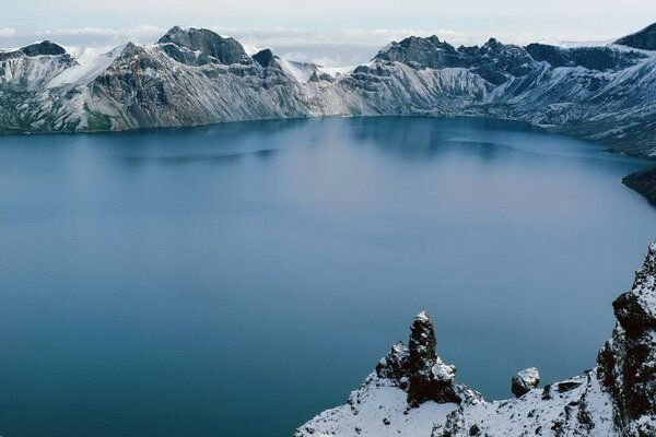 Paisaje de montaña de invierno con lago