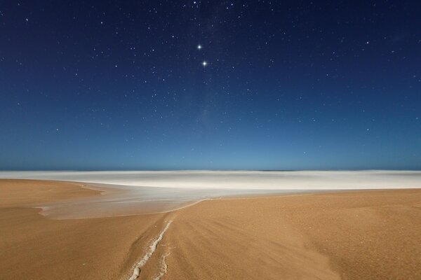 Desierto contra el cielo estrellado