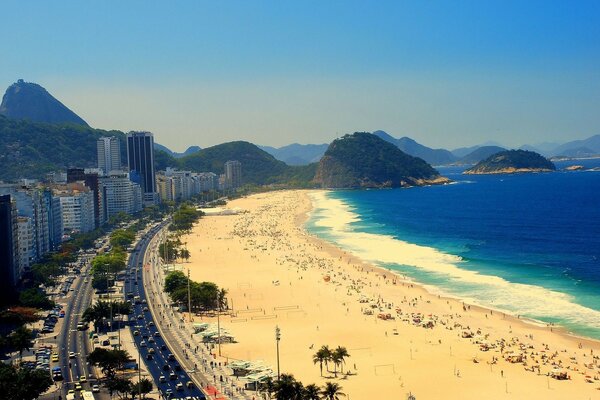 Praia de areia oceânica perto da Rua da cidade