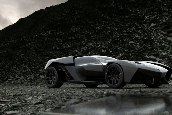 Voiture de course noire dans les montagnes