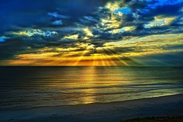 Die Sonnenstrahlen erreichen das Meer