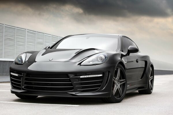 Czarne Porsche w nadwoziu coupe