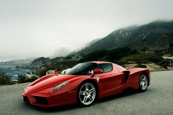 Ferrari rojo en el fondo de las montañas