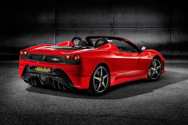 Opony zimowe na kołach samochodu Ferrari