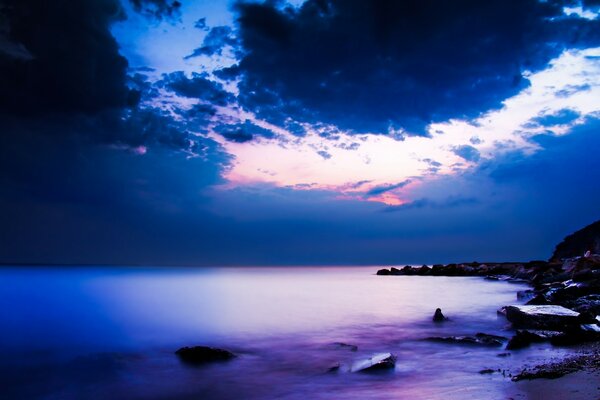 Bellissimo paesaggio cupo, mare della Grecia