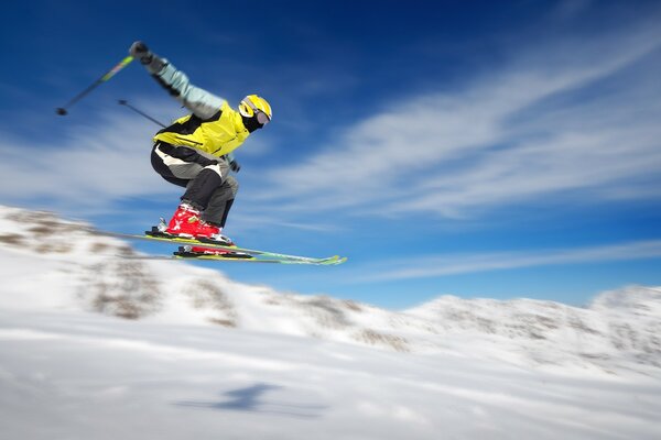 Skifahrerin fährt im Winter im Urlaub