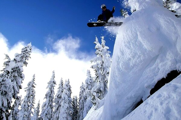 Snowboardersprung auf einem schneebedeckten Sprungbrett