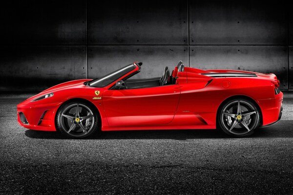 Scelta eccellente dell automobile di Ferrari al lavoro
