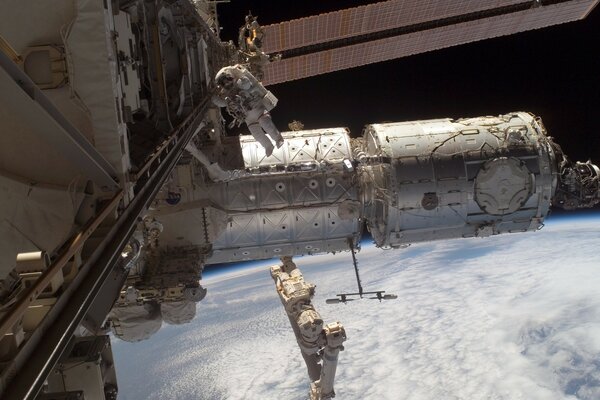 Veicolo spaziale in inverno nello spazio