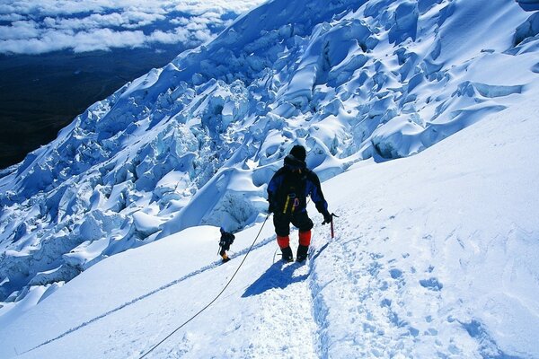 Escalada en el frío invierno en una montaña cubierta de nieve