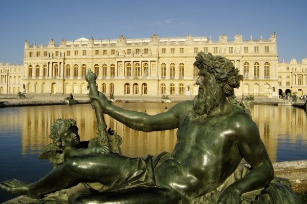 In Francia c è una scultura per i turisti