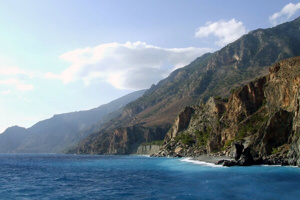 Las olas del mar se estrellan contra las rocas en Grecia