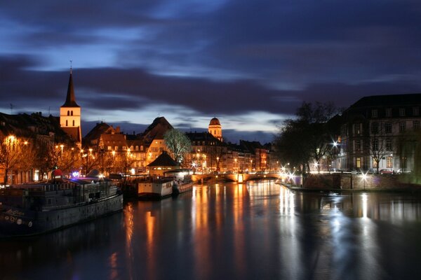 Lumières de la ville sur l eau