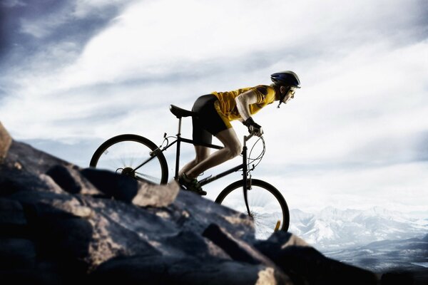 Ciclismo sulle montagne all aperto