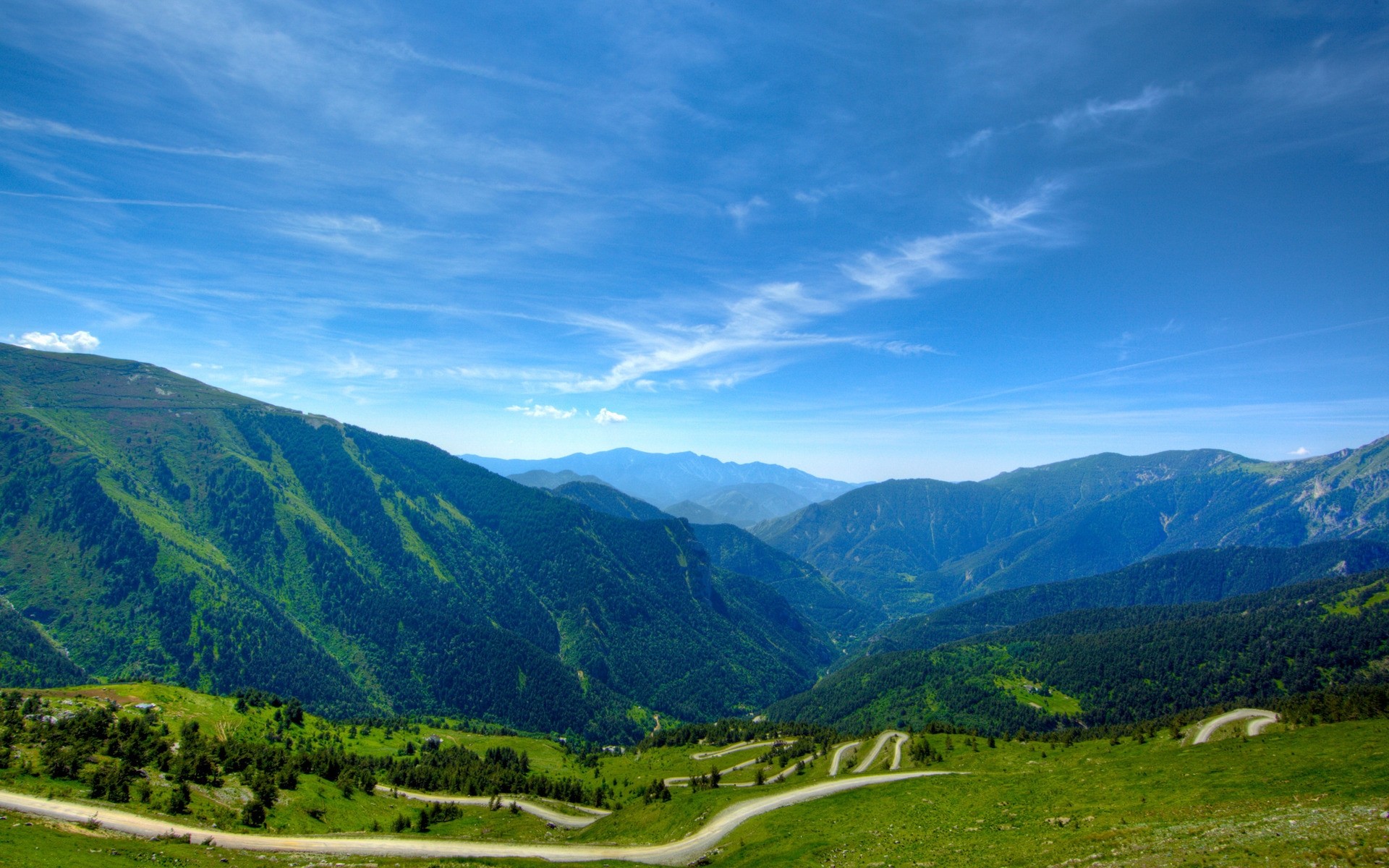 landschaft berge reisen im freien natur landschaft himmel tal sommer hügel gras holz landschaftlich tageslicht schnee wald bäume blau frühling