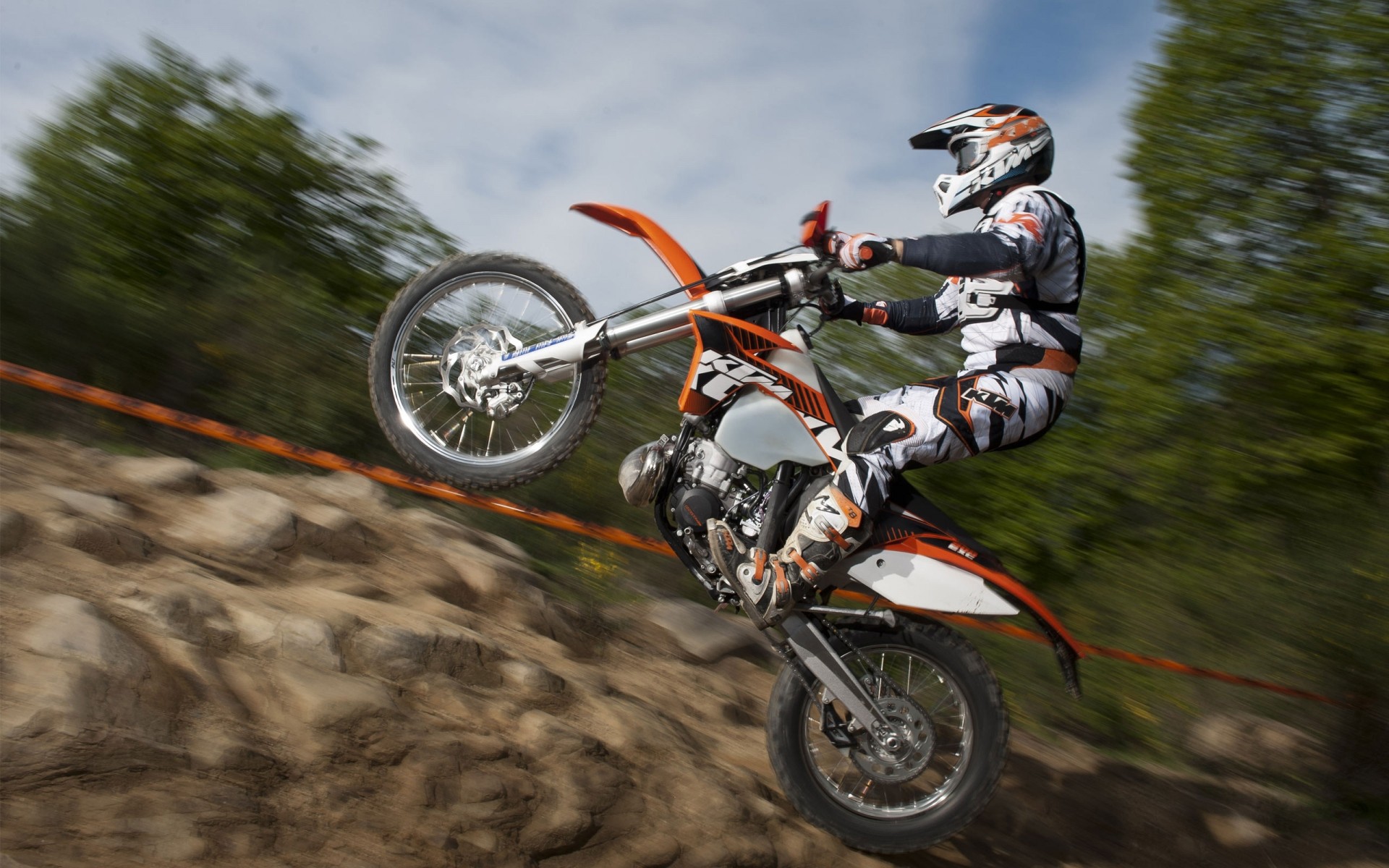 ktm bicicleta carreras motorista coche acción competencia racer prisa ruedas jinete casco motocicleta pista motocross paseo rápido