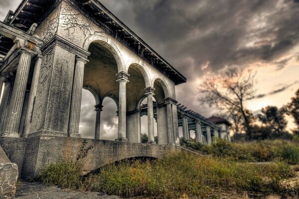 Archi in pietra bianca al tramonto