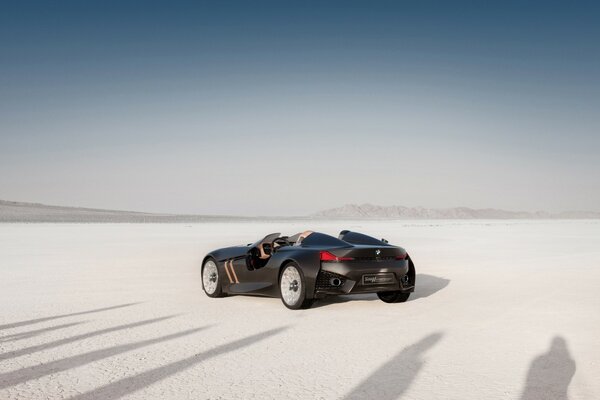 Auto-Coupé im Sand mit Schatten