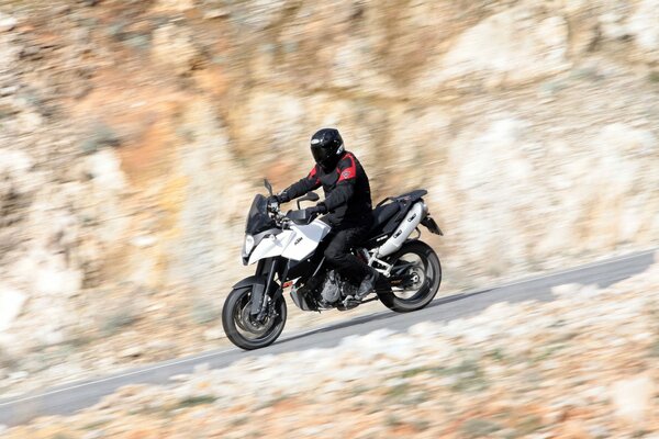 Motard sur une photo de moto en vitesse