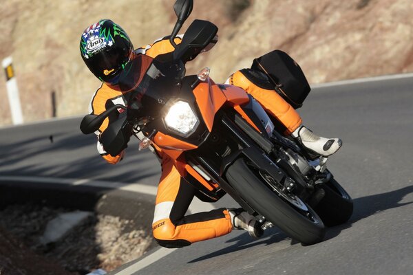 Ein Motorradfahrer trägt einen Helm auf einem Motorrad