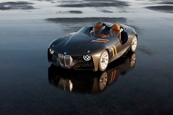 Voiture jouet BMW avec réflexion