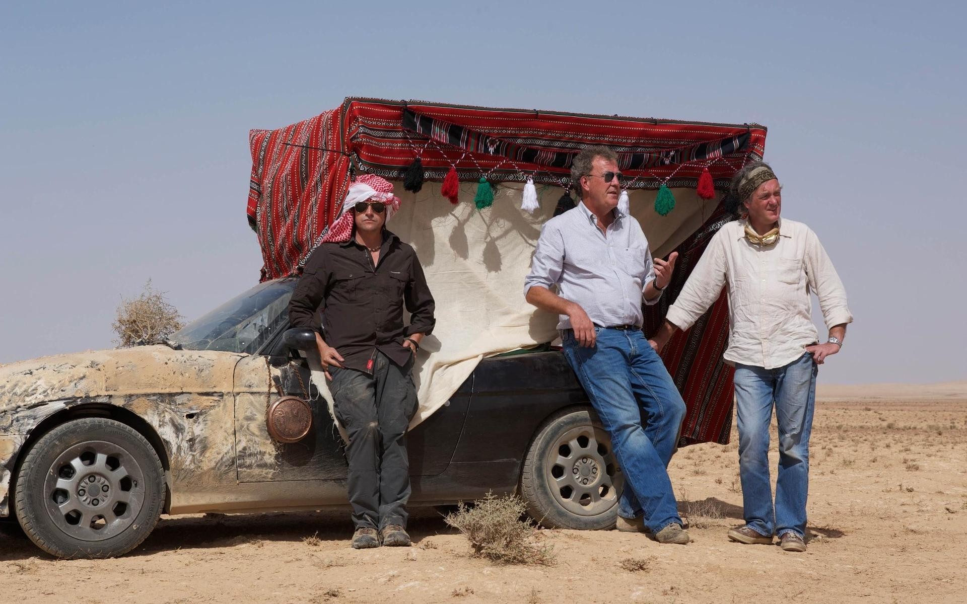 hombres coche hombre adulto grupo sistema de transporte desgaste dos carretera camión programa de televisión coches