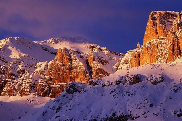 Bellissime cime innevate che si annegano nel sole nascente