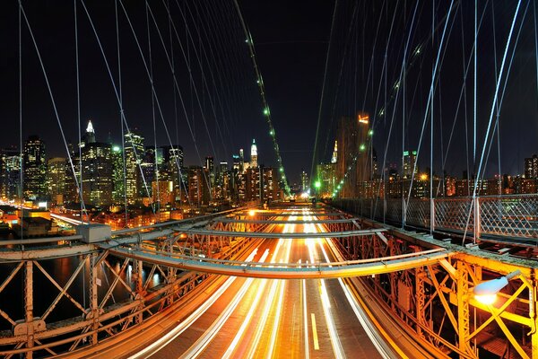 Tráfico flujo de coches luces borrosas en el puente