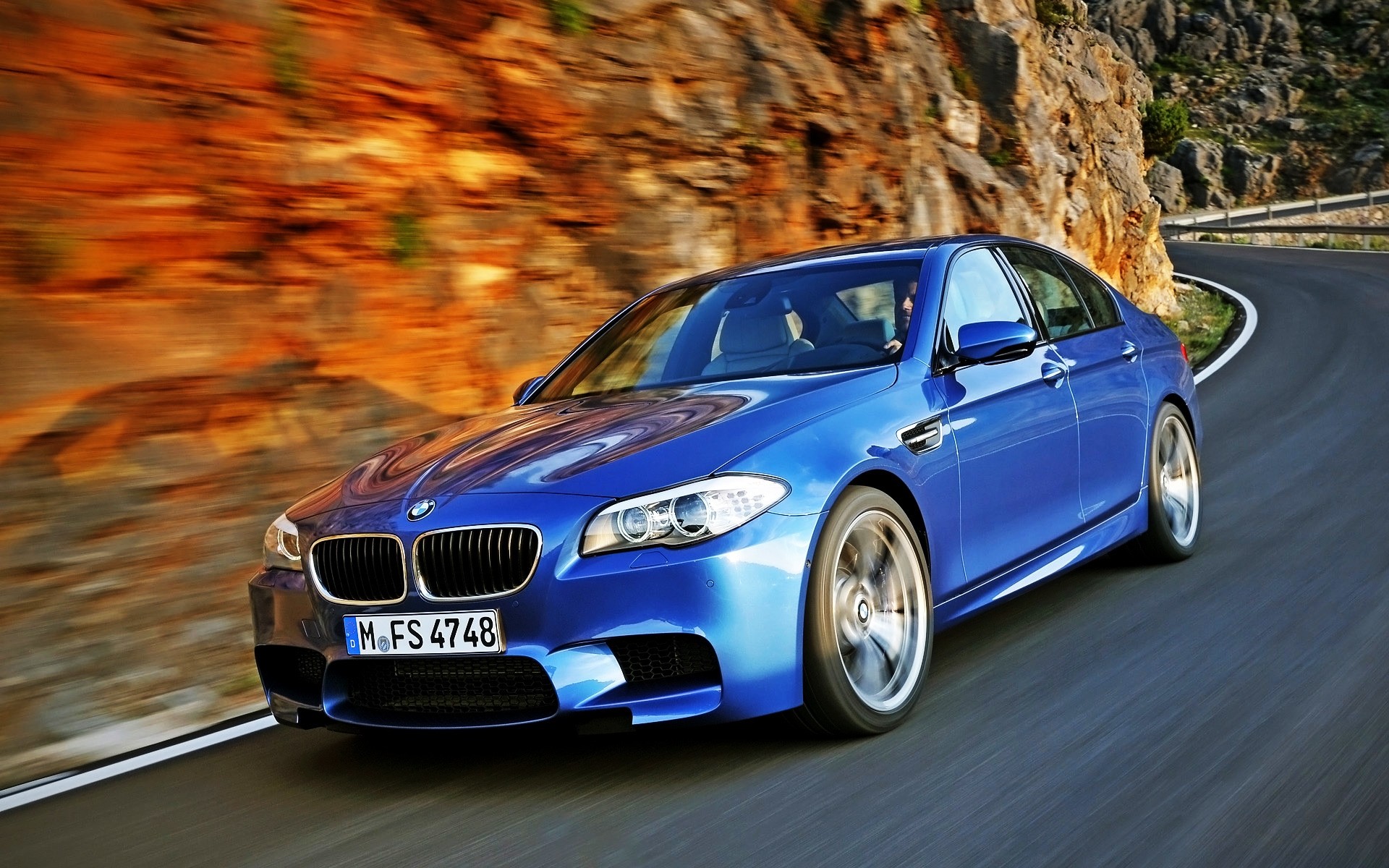 bmw auto auto nigella marciapiede asfalto sistema di trasporto automobile fretta coupé veloce azione mezzogiorno ruote berlina sfocatura cofano bmw m5