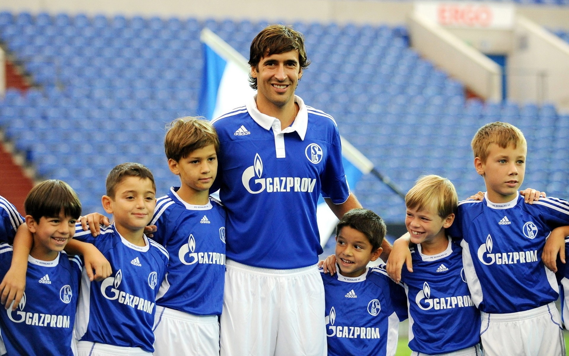 hommes jeu football compétition football balle équipe match stade enfant athlète joueur vacances uniforme portrait fan de sport sport objectif mouvement web capitaine espagne ligue des champions