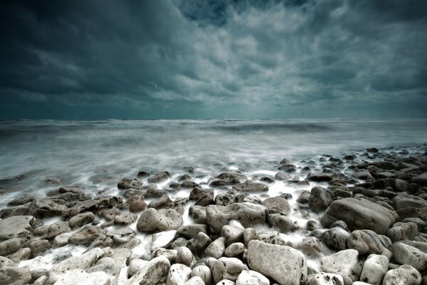 الشاطئ الصخري لمحيط قاتم عاصف