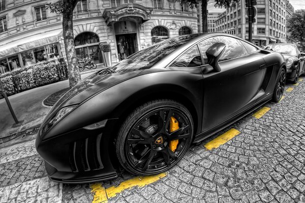 Voiture noire debout dans la rue