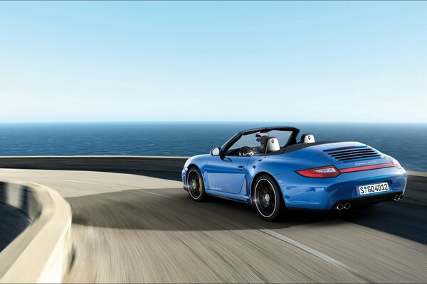 Porsche azul em movimento na ponte