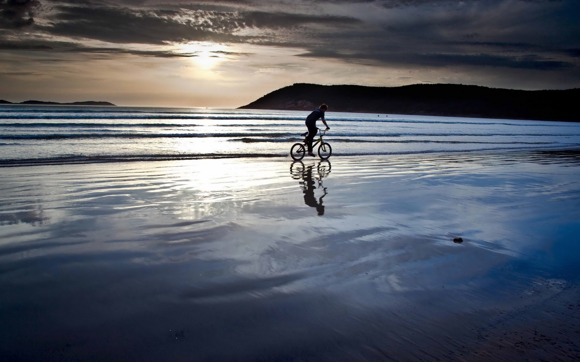 ciclismo pôr do sol água praia mar amanhecer oceano reflexão viagens crepúsculo mar férias à noite paisagem férias céu sol noite natureza