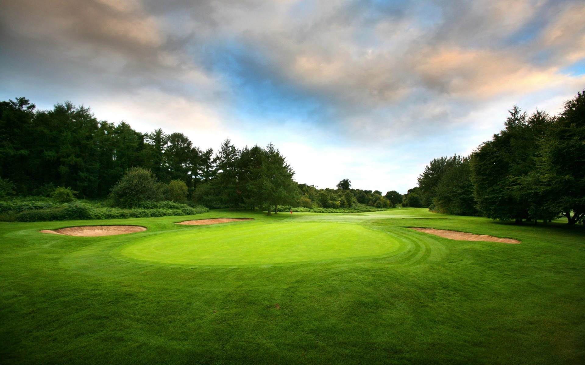 paisaje golf hierba putt paisaje césped golfista calle al aire libre árbol curso tee luz del día cielo campo verano naturaleza verde bosque