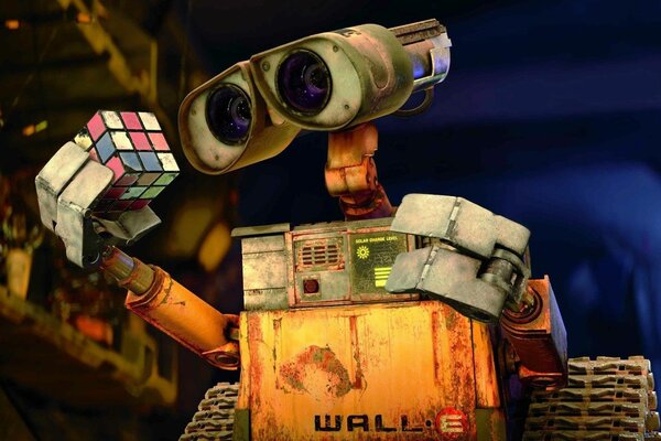 Tırtıllardaki çizgi film robotu rubik kupasıyla oynuyor