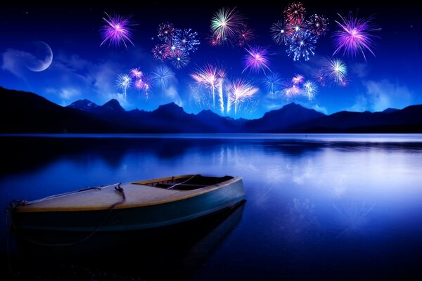 قارب على البحيرة تحت القمر. الألعاب النارية في سماء الليل