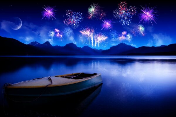 Bateau sur le lac sous la lune. Feux d artifice dans le ciel nocturne