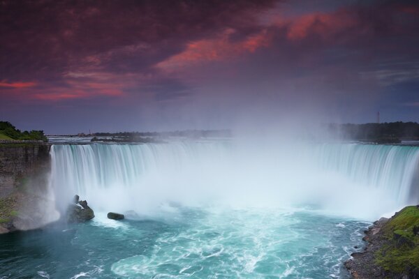 Cascata. Cielo rosso. Viaggi