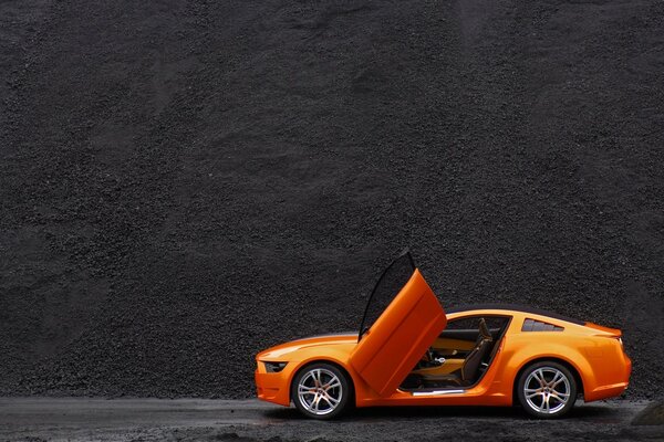 Carro de corrida laranja com porta levantada