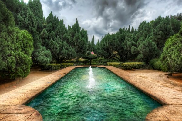 Hermoso paisaje en el parque con un cuerpo de agua contra el cielo