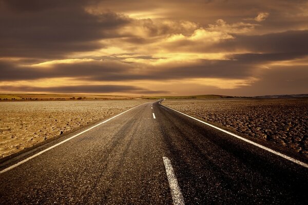 Carretera plana en una hermosa puesta de sol