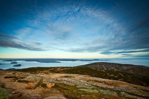 Nacktes Plateau und verstreute Wolken